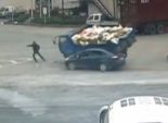 بالفيديو| شاب ينجو بأعجوبة من تصادم شاحنة وسيارة