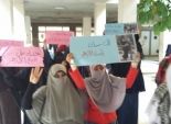 بالصور| طالبات أزهر أسيوط يهتفون ضد الجيش والشرطة داخل الجامعة