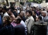 مئات العالقين الفلسطينيين على أبواب السفارة بالقاهرة: عايزين نرجع غزة