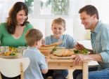 فوائد وأهمية تناول الأسرة الطعام سويا