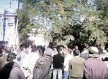 تجمهر الأهالي أمام مركز مشتول السوق للفتك بـ3 متهمين بقتل طالب