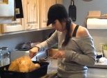 بالفيديو| طائر يخرج من بطن ديك رومي مطهي