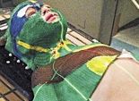 طفل يواجه سرطاناً نادراً بقناع «النينجا»