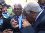 بالفيديو| محافظ القاهرة يقبل يد سيدة مسنة بكت أثناء جولتة في حلوان