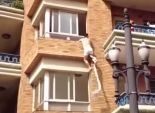 بالفيديو| زوج اكتشف خيانة زوجته.. وعشيقها يهرب من النافذة