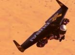 بالفيديو| طيار سويسري يحلق بجناحين في سماء دبي