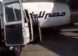 بالفيديو| اصطدام طائرة بميكروباص في مطار القاهرة الدولي