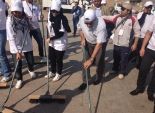بالصور| وزير البيئة ينظف أرضيات ميدان 