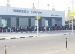 بالصور| زحام وتكدس في مطار الغردقة أثناء مغادرة آلاف السائحين 