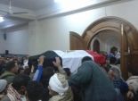 مسلمو وأقباط سمالوط بالمنيا يشيعون جنازة شهيد كنيسة مارمرقس