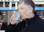بالفيديو| بيل جيتس يتناول ماء من فضلات البشر ويصفه بـ