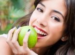 دراسة: تناول وجبات خفيفة من الفاكهة يسبب مشاكل في الأسنان