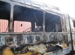 بالصور| مجهولون يضرمون النيران في عربة 