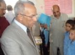 محافظ شمال سيناء يكرم زائرة صحية بإحدى مدارس العريش أثناء جولته التفقدية