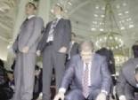  بالفيديو| 7 أفراد أمن يحيطون مرسي أثناء صلاة 