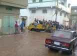 تلاميذ يستخدمون سيارة نقل لعبور مياه الأمطار والصرف الصحي بالبحيرة 