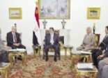 «مرسى» يطالب النقابات الطبية بوقف الإضرابات ويوافق على الكادر