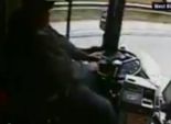 بالفيديو| سائق حافلة ينام أثناء القيادة