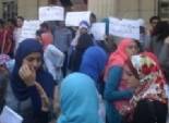 بالصور| طلاب الشعبة الإنجليزية باقتصاد القاهرة يضربون لزيادة المصاريف