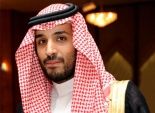 بالفيديو| محمد بن سلمان يقبل يد نجل ملك السعودية السابق أثناء البيعة