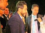 بالصور| تامر حسني يحيي حفل زفاف جماعي لأيتام 