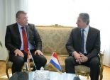 السفير الهولندي بالقاهرة يدعو وزير الاتصالات لحضور