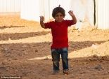 مأساة.. للمرة الثانية طفلة سورية تستسلم لمصور ظنت كاميرته سلاحا