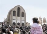  مئات الأقباط يتجمهرون أمام مطرانية ملوي بالمنيا بعد تردد أنباء عن ظهور العذراء