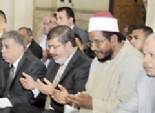 وصول مرسي إلى مسجد التنعيم لأداء صلاة الجمعة 
