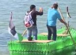 بالفيديو| شباب غزة يصنعون قاربا من القوارير البلاستيكية