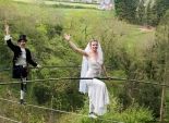 بالصور| بريطانيان يحتفلان بزواجهما سيرا على الحبال