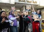 بالفيديو| أنصار مبارك يحتفلون معه بعيد ميلاده أمام مستشفى المعادي 