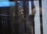 عاجل| إيداع مرسي القفص للحكم عليه.. والمعزول يبتسم ويلوح بيديه للحضور