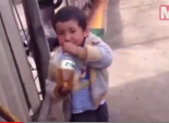 بالفيديو| طفل يشرب 