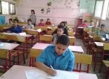 طلاب إعدادية بني سويف يؤدون امتحان 