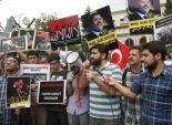 إخوان تركيا يتظاهرون أمام السفارة المصرية ضد أحكام الإعدام بحق مرسي