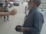 بالفيديو| صلح وأحضان بين رجل مُسن وأحد من أحرقوا لحيته بقسم الشرطة