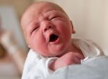 دراسة سويدية: تأخير قطع الحبل السري قد يعزز نمو الطفل