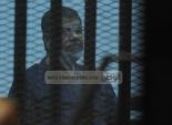 بالفديو| لحظة دخول مرسى القفص لانتظاره النطق بالحكم 