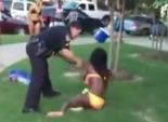 بالفيديو| شرطي أمريكي يمارس عنفا زائدا على فتاة من أصول إفريقية