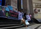 صحفيون يتظاهرون بالنعش على سلم النقابة احتجاجا على الفصل التعسفي
