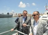 بالصور| جولة لوزير النقل بميناء الإسكندرية لتفقد السفن الغارقة