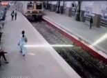 بالفيديو| لحظة خروج قطار عن القضبان في الهند