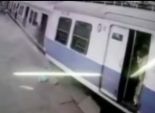 بالفيديو| قطار هندي يصطدم بالرصيف ويصيب 5 ركاب في المحطة