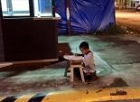 صحيفة إيطالية: طفل يذاكر على ضوء مصباح الشارع أصبح مصدر إلهام العالم