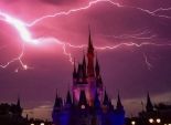 بالصور| عاصفة رعدية تضيء سماء قلعة سندريلا بعالم ديزني