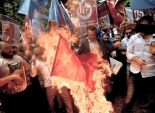 بالصور|الأتراك يحرقون علم الصين تنديدا بمنع مسلمي اليوجور من صوم رمضان