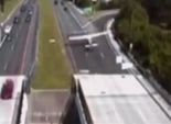 بالفيديو| طائرة تضطر للهبوط على طريق سريع بولاية نيوجيرسي الأمريكية