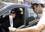 ضباط الإسكندرية يوزعون الورد على قائدى السيارات والمواطنين