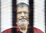 بعد شائعات وفاته.. مرسي يصل مقر محاكمته في قضية 
